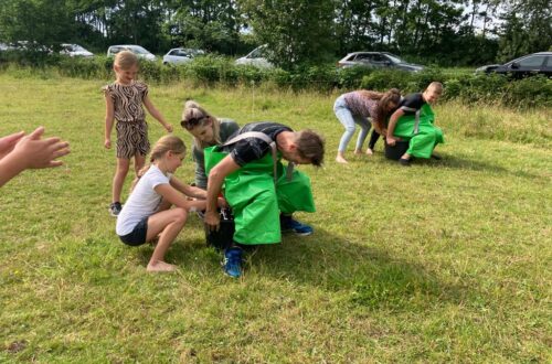 sponsbroek is een spel die hoort bij 6-kamp. Spel van Bosma sport- en spelverhuur