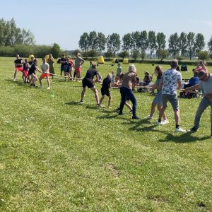 Touwtrekken is een zeskampspel van sport- en spelverhuur