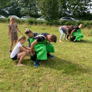 sponsbroek is een spel die hoort bij 6-kamp. Spel van Bosma sport- en spelverhuur