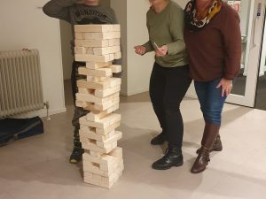 mega jenga is niet oudhollands maar hoort wel bij een leuk zeskamp